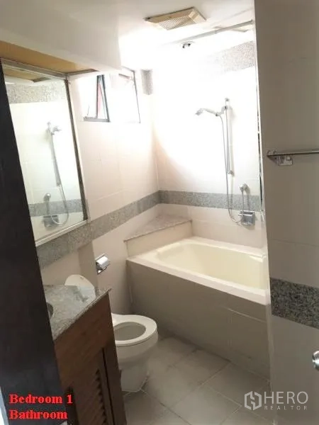 公寓 出租在Khlong Toei, Bangkok - 浅色系卫浴，带浴缸淋浴组合、小窗、洗手台与坐便器。