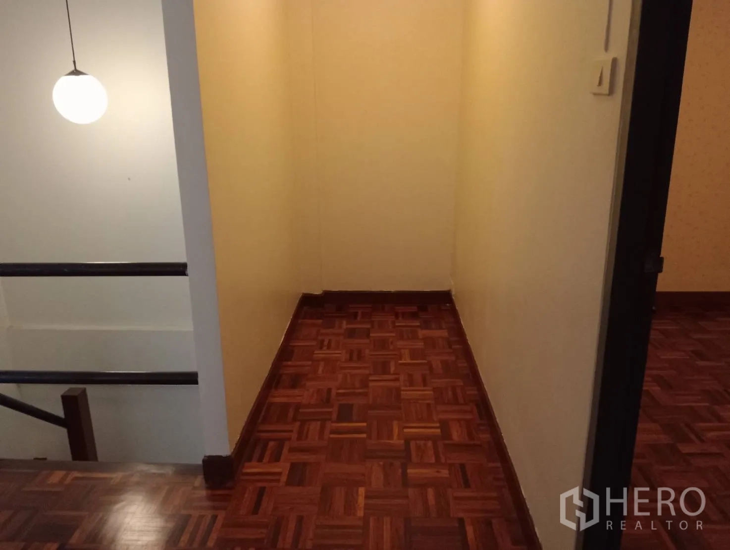 สำนักงานที่บ้าน ให้เช่าในKhlong Toei, Bangkok - โถงบันไดชั้นบน มีโคมไฟแขวนและพื้นปาร์เกต์