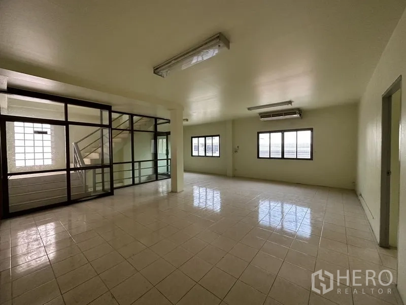 工厂 出租在Bang Bua Thong, Nonthaburi - 明亮的开放式办公室，大窗、瓷砖地面与玻璃隔断