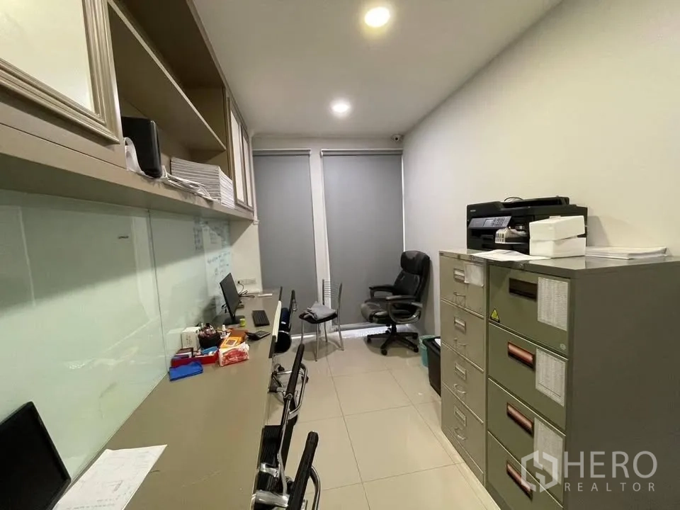 店屋 for sale in Prawet, Bangkok - 小型办公室，长工作台、文件柜与电脑设备。