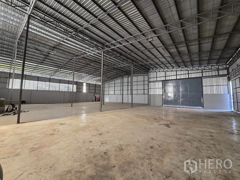 货栈 出租在Sai Noi, Nonthaburi - 仓库内部宽敞，高钢桁架屋顶，侧墙通风百叶，抛光混凝土地面。