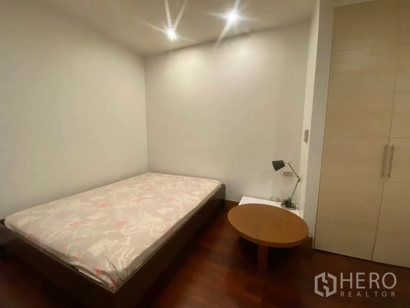 公寓 出租在Sathon, Bangkok - 温馨次卧，配床、衣柜与柔和照明。