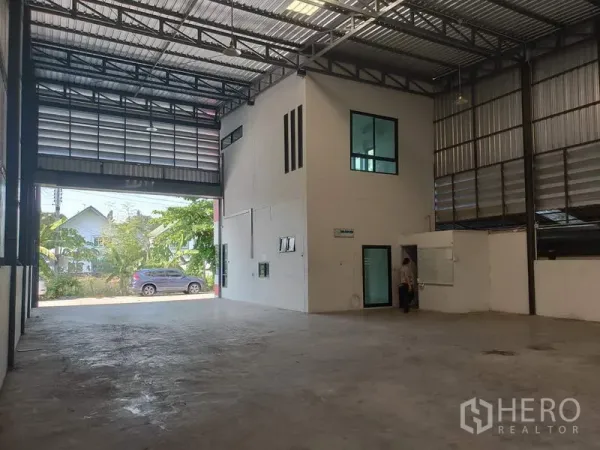 โรงงาน ให้เช่าหรือขายในLam Luk Ka, Pathum Thani - พื้นที่ผลิตโล่งกว้าง ประตูม้วนขนาดใหญ่ พร้อมอาคารสำนักงานภายในติดทางเข้า