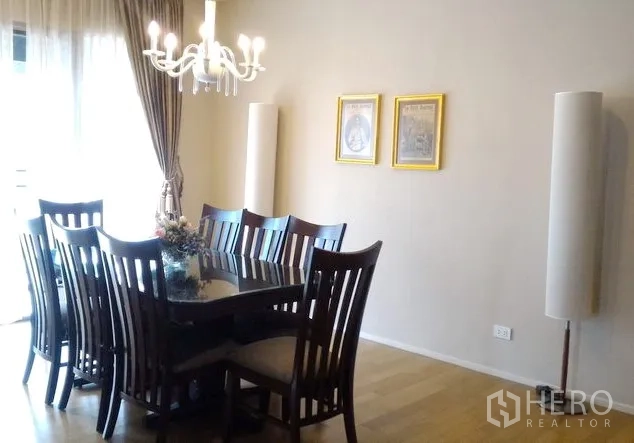 คอนโด ให้เช่าในWatthana, Bangkok - มุมรับประทานอาหารแยก ตกแต่งโคมแชนเดอเลียร์ ใกล้หน้าต่าง