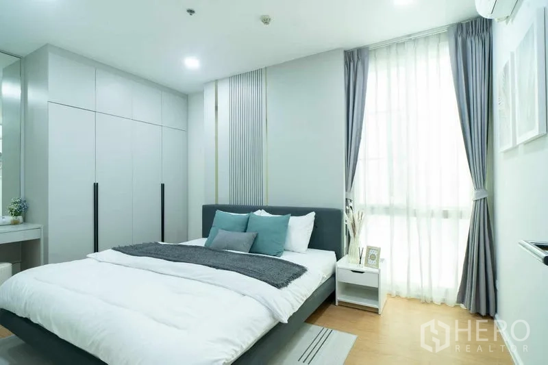 คอนโด ขายในWatthana, Bangkok - ห้องนอนหลักมีตู้เสื้อผ้าบิลต์อิน โต๊ะเครื่องแป้ง และหน้าต่างบานใหญ่