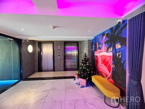 พื้นที่ขายปลีก ให้เช่า - โถงลิฟต์พื้นหินอ่อน มีลิฟต์สองตัว ผนังภาพวาดสีสัน และม้านั่งในอาคารพาณิชย์