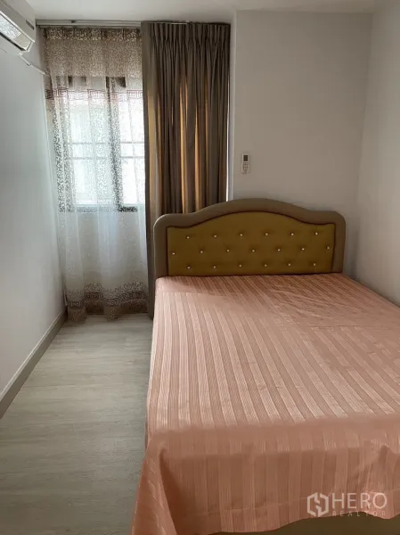 คอนโด ให้เช่าหรือขายในWatthana, Bangkok - ห้องนอนเล็กอบอุ่น หัวเตียงบุผ้า หน้าต่างพร้อมม่านโปร่งและม่านทึบ