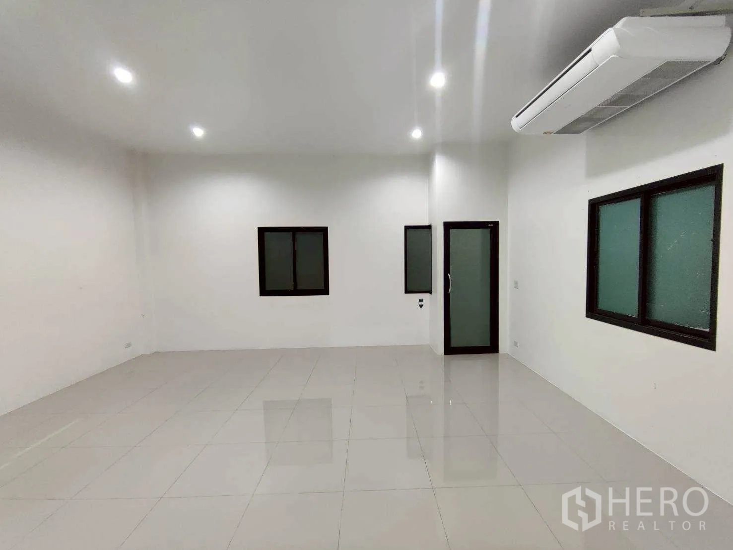 货栈 for rent in Lam Luk Ka, Pathum Thani - 明亮办公室内景，带空调、磨砂窗与玻璃门。