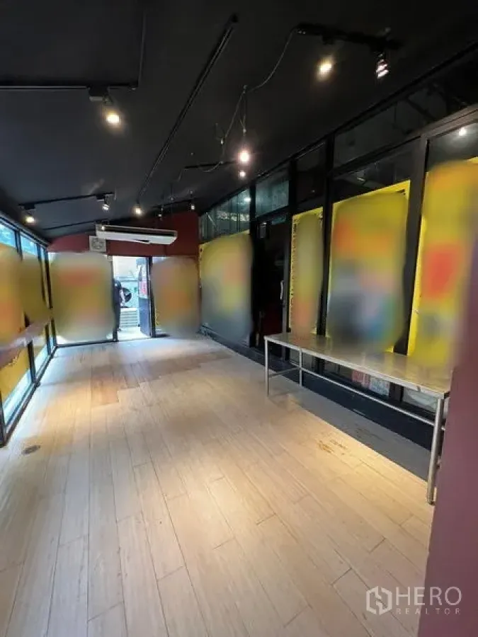 พื้นที่ขายปลีก ให้เช่าในWatthana, Bangkok - โถงค้าปลีกโปร่ง ผนังกระจกเต็มบาน ไฟราง และพื้นไม้สีอ่อน