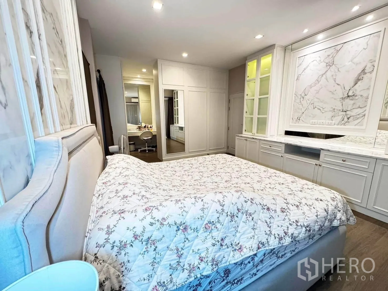 独栋房屋 for rent in Saphan Sung, Bangkok - 主卧设大理石质感背景墙与内置柜体，灯光柔和。
