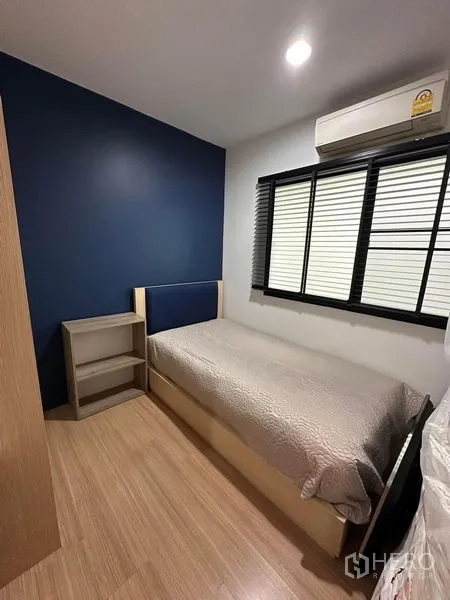 ทาวน์เฮาส์ ขายในWang Thonglang, Bangkok - ห้องนอนเดี่ยวขนาดกะทัดรัด มีบานหน้าต่างและเครื่องปรับอากาศ