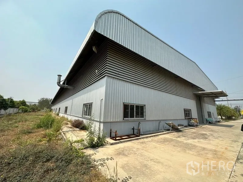 工厂 出售在Phra Nakhon Si Ayutthaya - 金属仓库后侧转角，临近草地与服务窗。