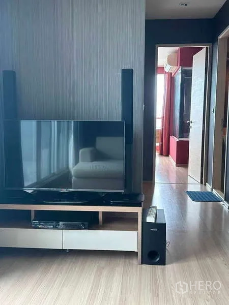 คอนโด ขายในPhaya Thai, Bangkok - ชั้นวางทีวีในห้องนั่งเล่น กับทางเดินสู่ห้องนอน