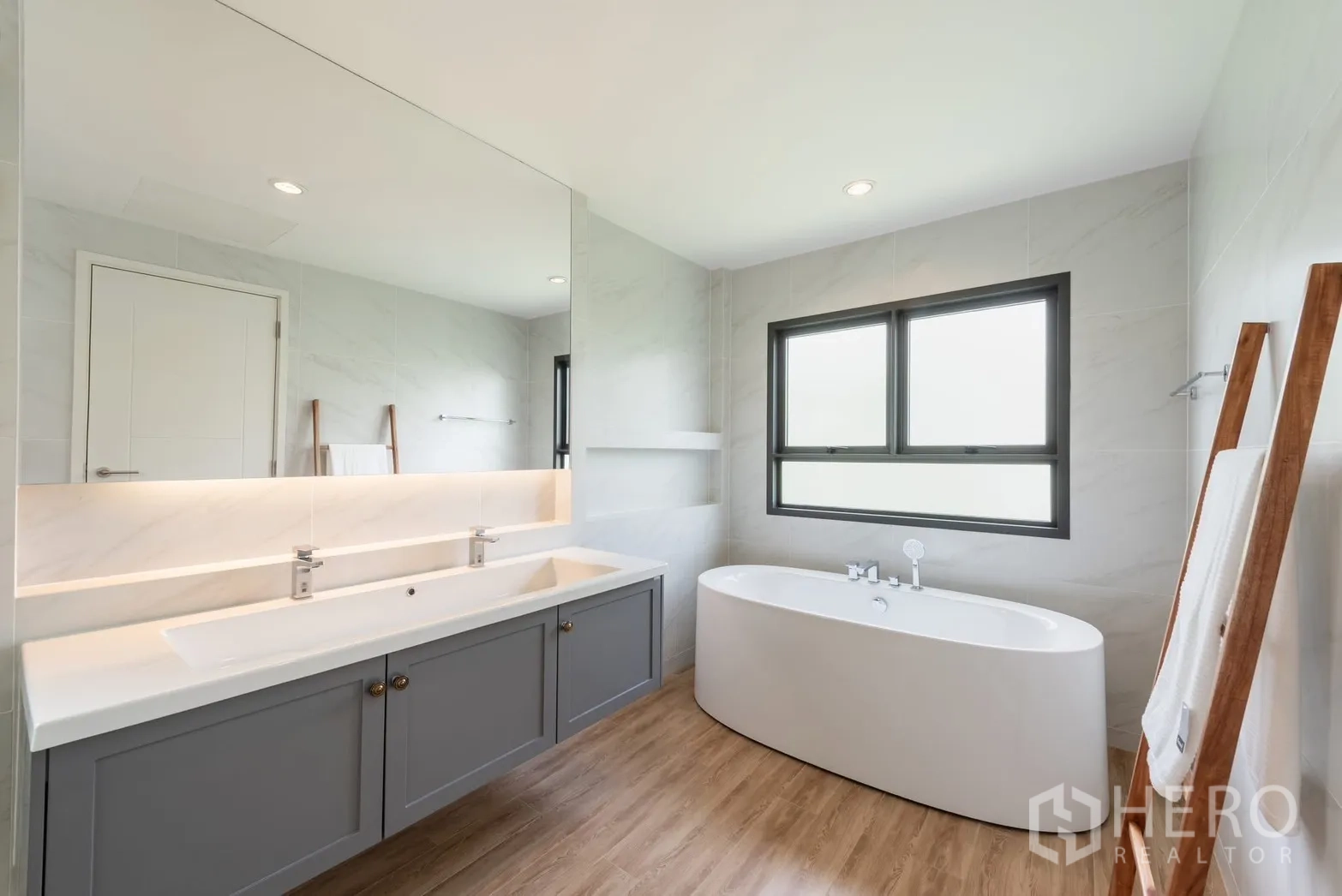 Detached House for rent or sale in Bang Phli, Samut Prakan - Contemporary bathroom with freestanding oval tub and double-sink vanity.