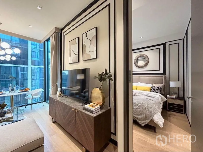 Condominium for rent in Pathum Wan, Bangkok - Hallway view to living area and bedroom with sliding door and TV console.