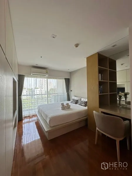 อพาร์ทเมนท์ ให้เช่าในKhlong Toei, Bangkok - มุมห้องนอนพร้อมโต๊ะทำงานและชั้นหนังสือหันรับแสงธรรมชาติ