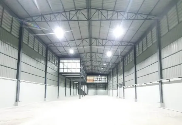 คลังสินค้า ให้เช่าในBang Khen, Bangkok - ฮอลล์โกดังช่วงเสากว้าง โชว์เพดานสูงประมาณ 9 เมตร และพื้นคอนกรีตเรียบ