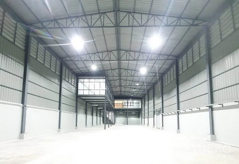 คลังสินค้า ให้เช่าในBang Khen, Bangkok - ฮอลล์โกดังช่วงเสากว้าง โชว์เพดานสูงประมาณ 9 เมตร และพื้นคอนกรีตเรียบ