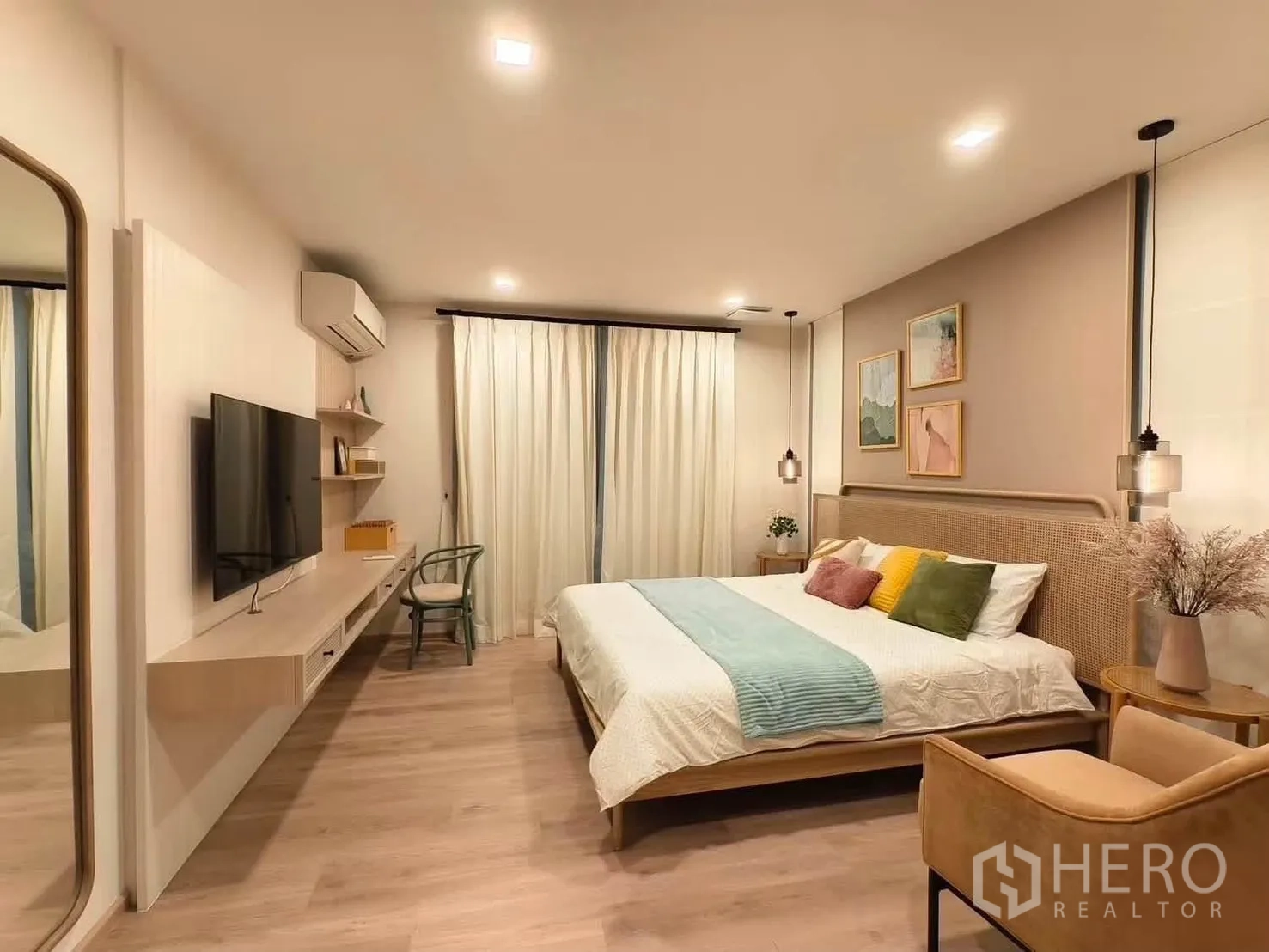 独栋房屋 for rent in Bang Phli, Samut Prakan - 宽敞主卧，灯光柔和、配色中性。