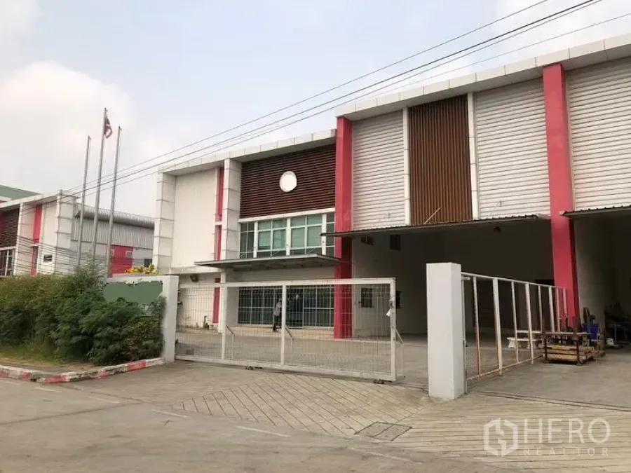 工厂 出租在Bang Sao Thong, Samut Prakan - 工厂外观，带围栏大门、玻璃办公室与有顶装卸区。