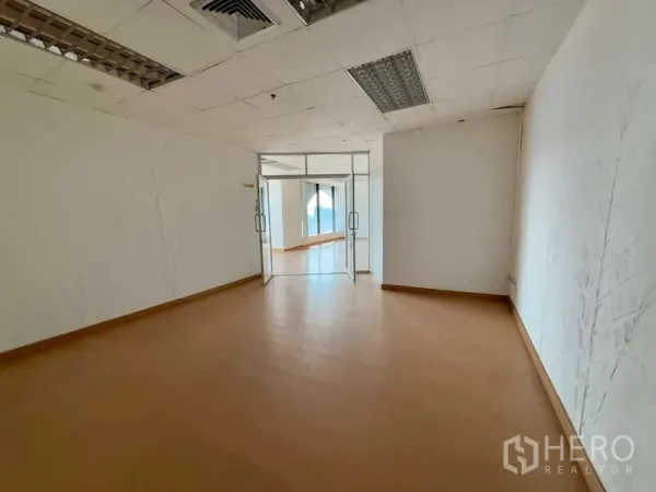 办公空间 出租在Chatuchak, Bangkok - 封闭房间，双扇玻璃门通向采光充足的办公区。