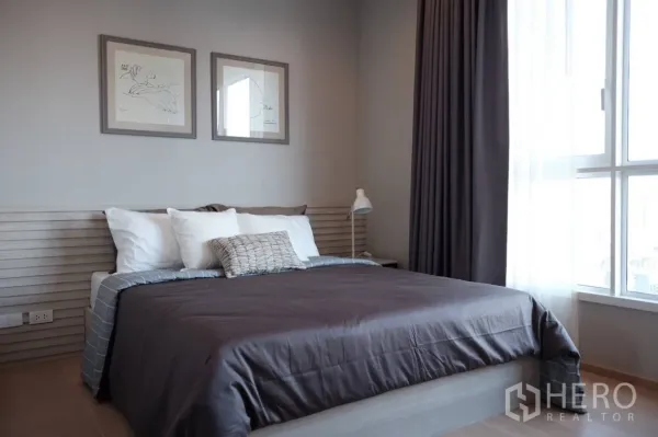 คอนโด ให้เช่าในWatthana, Bangkok - ห้องนอนอบอุ่นเตียงควีน งานศิลป์ผนัง และหน้าต่างใหญ่พร้อมผ้าม่านทึบ