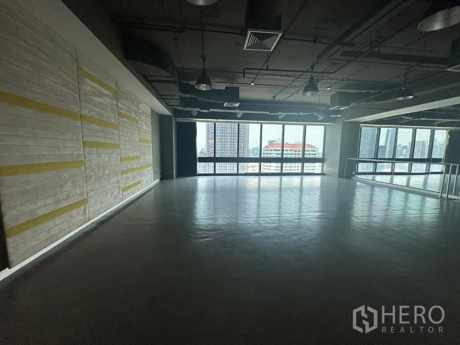 สำนักงาน ให้เช่าในKhlong Toei, Bangkok - ห้องสตูดิโอขนาดใหญ่ เพดานลอฟต์ กระจกเงาและหน้าต่างวิวเมือง