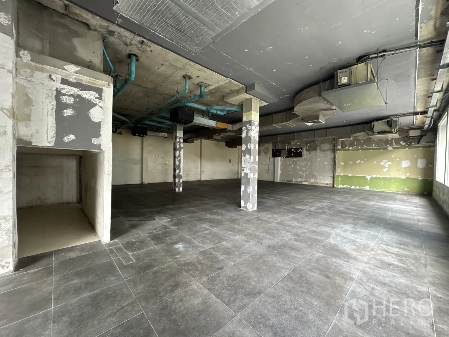 Retail Space for rent in Watthana, Bangkok - Large tiled area with partial partitions and ceiling vents.