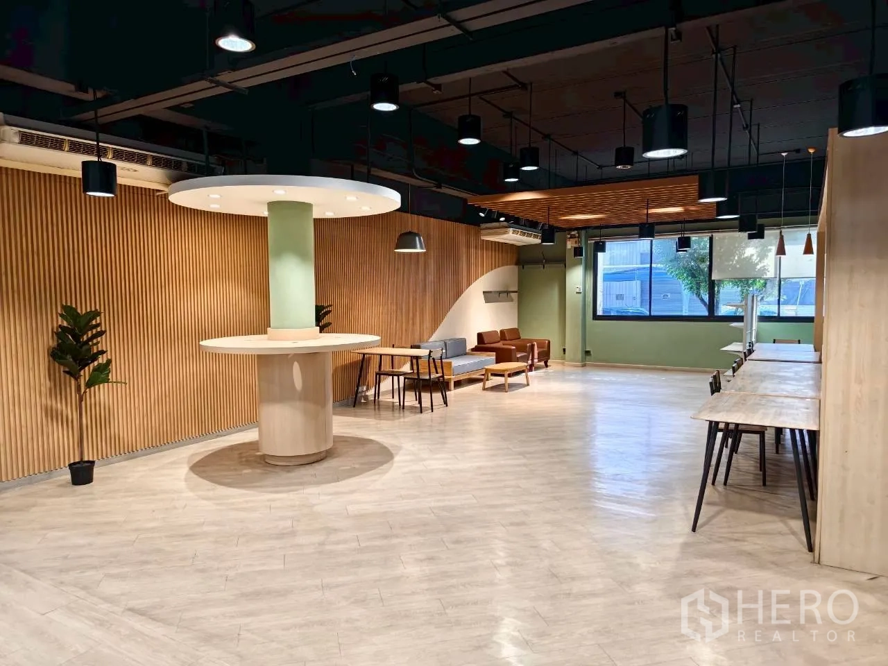 独立物业 for rent in Lak Si, Bangkok - 多功能活动空间，设休息区、圆柱特色与大窗。