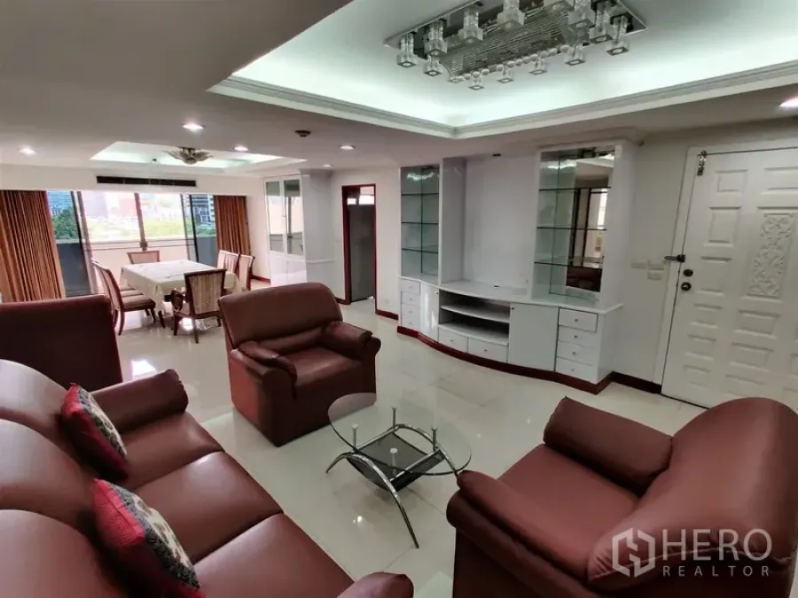 คอนโด ให้เช่าในWatthana, Bangkok - พื้นที่นั่งเล่นและรับประทานอาหารโปร่งสว่าง พร้อมโซฟาหนัง โต๊ะกระจก ตู้บิลท์อิน และประตูสู่ระเบียง