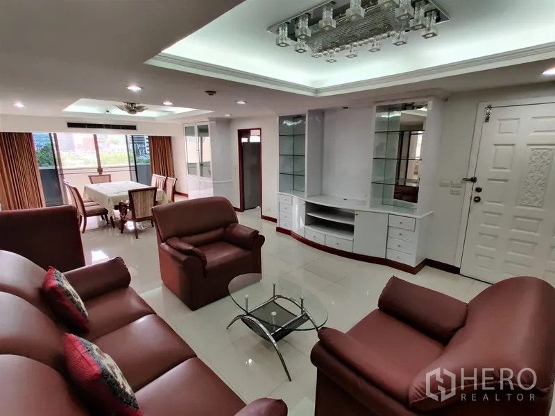 คอนโด ให้เช่าในWatthana, Bangkok - พื้นที่นั่งเล่นและรับประทานอาหารโปร่งสว่าง พร้อมโซฟาหนัง โต๊ะกระจก ตู้บิลท์อิน และประตูสู่ระเบียง