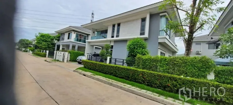 บ้าน ให้เช่าในLat Krabang, Bangkok - มุมมองภายนอกตัวบ้านร่วมสมัยและสวนหน้าบ้านเขียวชอุ่ม