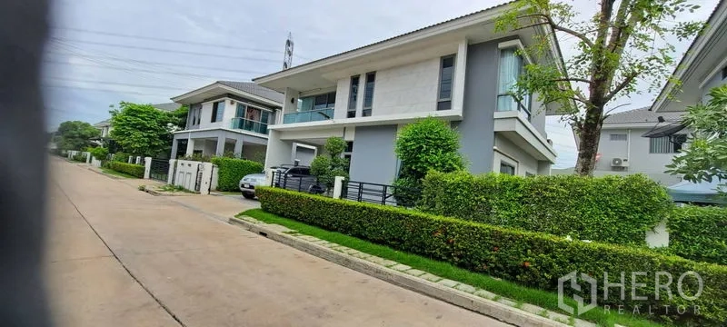 บ้าน ให้เช่าในLat Krabang, Bangkok - มุมมองภายนอกตัวบ้านร่วมสมัยและสวนหน้าบ้านเขียวชอุ่ม