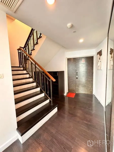 คอนโด ให้เช่าหรือขาย - โถงทางเข้าพร้อมประตูไม้และบันไดในยูนิตดูเพล็กซ์