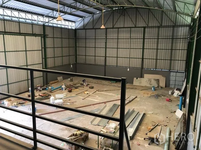 货栈 出租在Lam Luk Ka, Pathum Thani - 从夹层俯视的钢结构高挑仓库，带天窗与宽阔作业区。