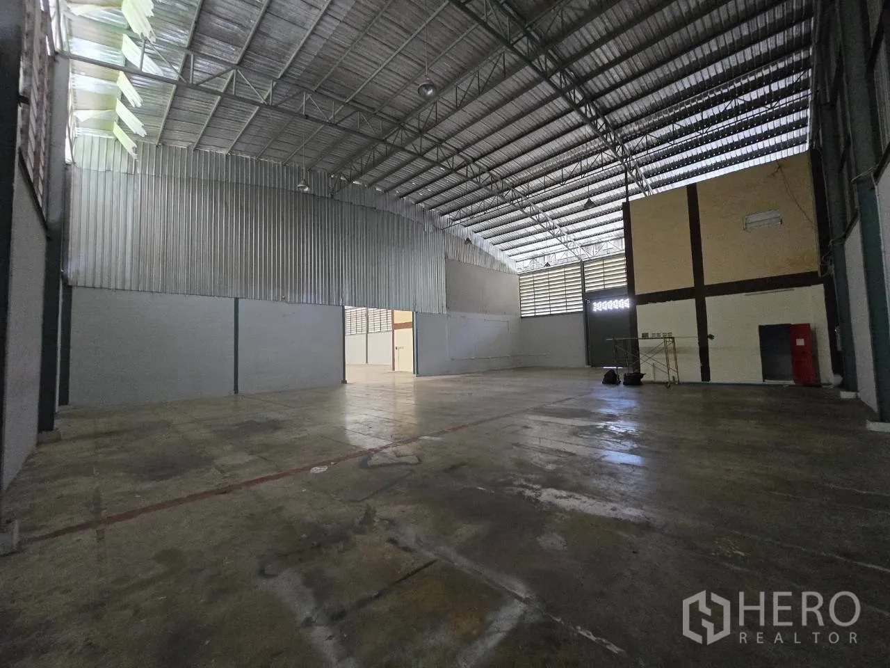 โกดัง for rent or sale in Mueang Samut Sakhon, Samut Sakhon - ภายในโกดังเพดานสูงโครงสร้างเหล็กและพื้นคอนกรีต