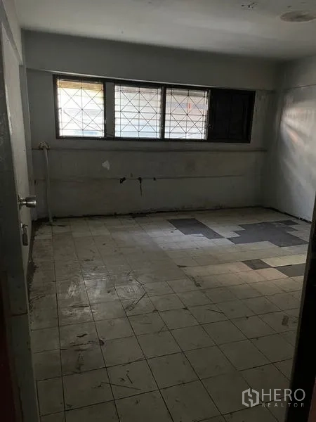 อาคารพาณิชย์ ให้เช่าในSuan Luang, Bangkok - ห้องขนาดกะทัดรัดปูพื้นกระเบื้อง มีหน้าต่างติดเหล็กดัด รอการตกแต่ง