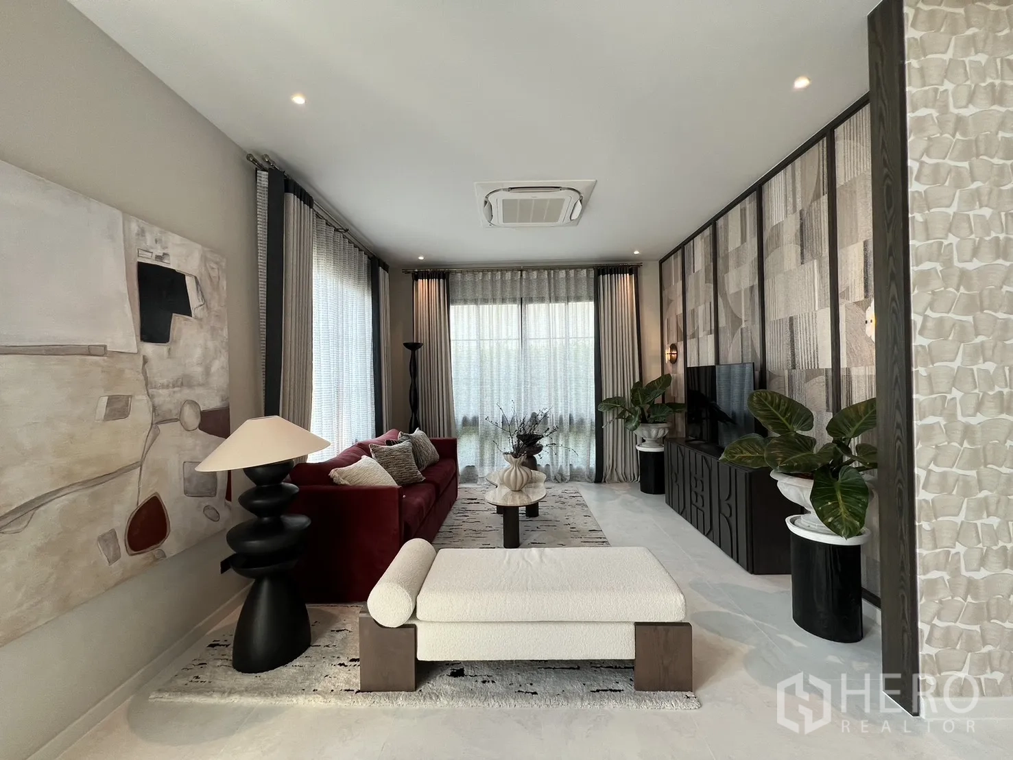 บ้านเดี่ยว for rent in Bang Phli, Samut Prakan - ห้องนั่งเล่นสว่าง มีงานศิลป์ ม้านั่ง และหน้าต่างสูงเต็มบานพร้อมผ้าม่าน