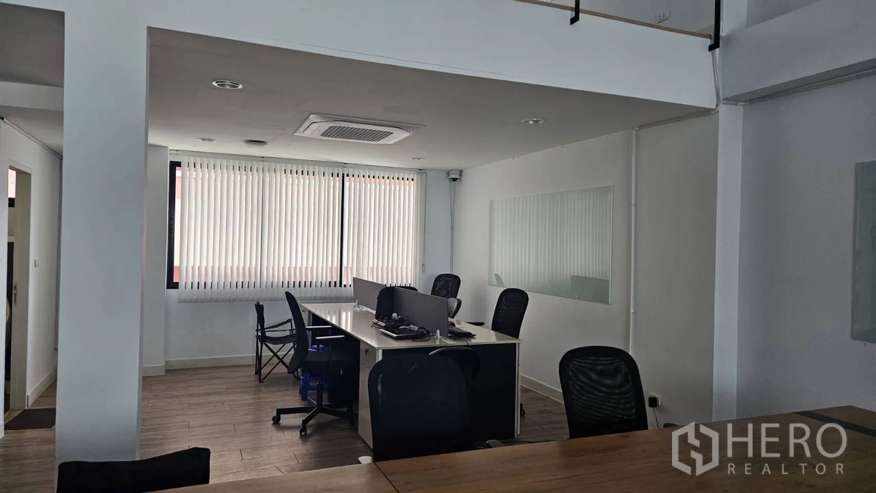 家庭办公室 for rent in Bang Khen, Bangkok - 开放式办公区，联排工位、竖百叶、木纹地板与天花卡式空调。