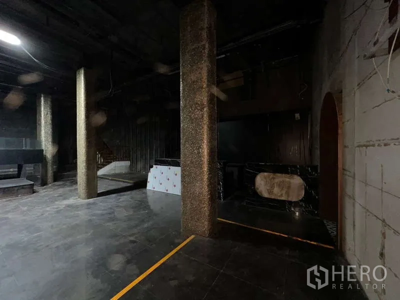 อาคารพาณิชย์ ให้เช่า - โซนบาร์ เสาหิน เคาน์เตอร์หินอ่อนดำ และช่องโค้ง