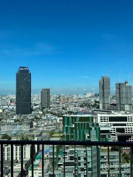 คอนโด ให้เช่า - วิวระเบียงชั้นสูง เห็นสกายไลน์กรุงเทพฯ และตึกสูงท้องฟ้าใส