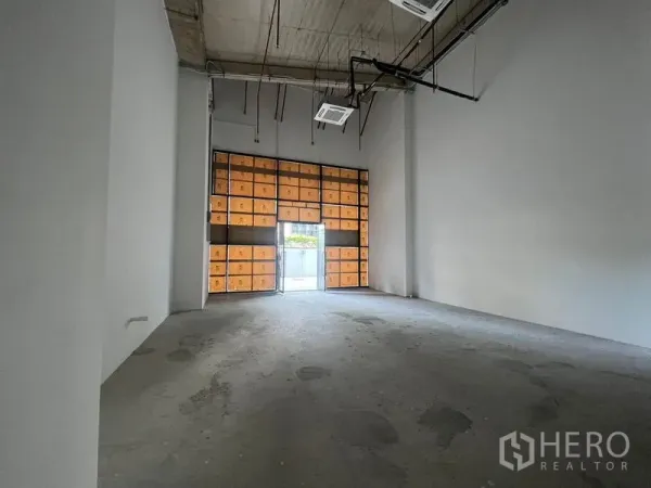 零售空间 出租在Bang Kapi, Bangkok - 宽敞的商铺内部，面向高挑整面玻璃门面与中央入口。