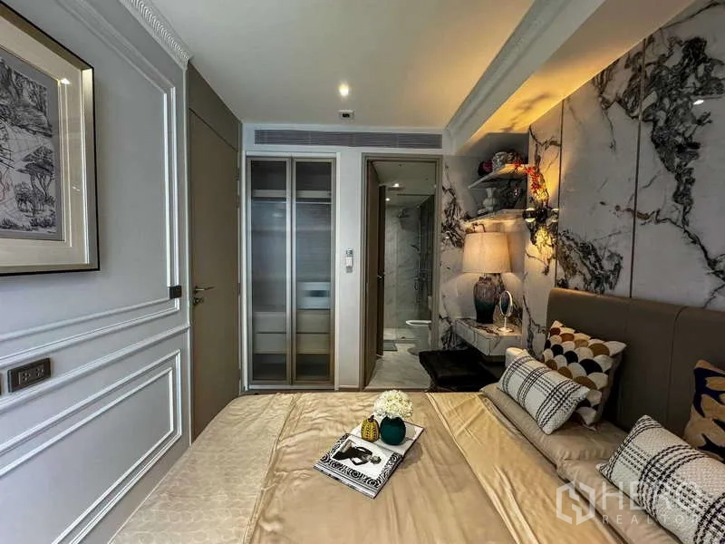 คอนโด ให้เช่า - ห้องนอนอบอุ่น ผนังลายหินอ่อน ตู้เสื้อผ้าบิวท์อิน และทางเข้าห้องน้ำในตัว