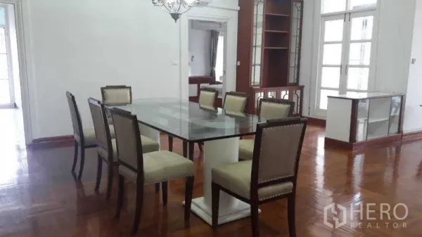 อพาร์ทเมนท์ ให้เช่าในPathum Wan, Bangkok - พื้นที่รับประทานอาหาร โต๊ะกระจกหกที่นั่ง โคมไฟระย้า ตู้บิลท์อิน และพื้นปาร์เกต์