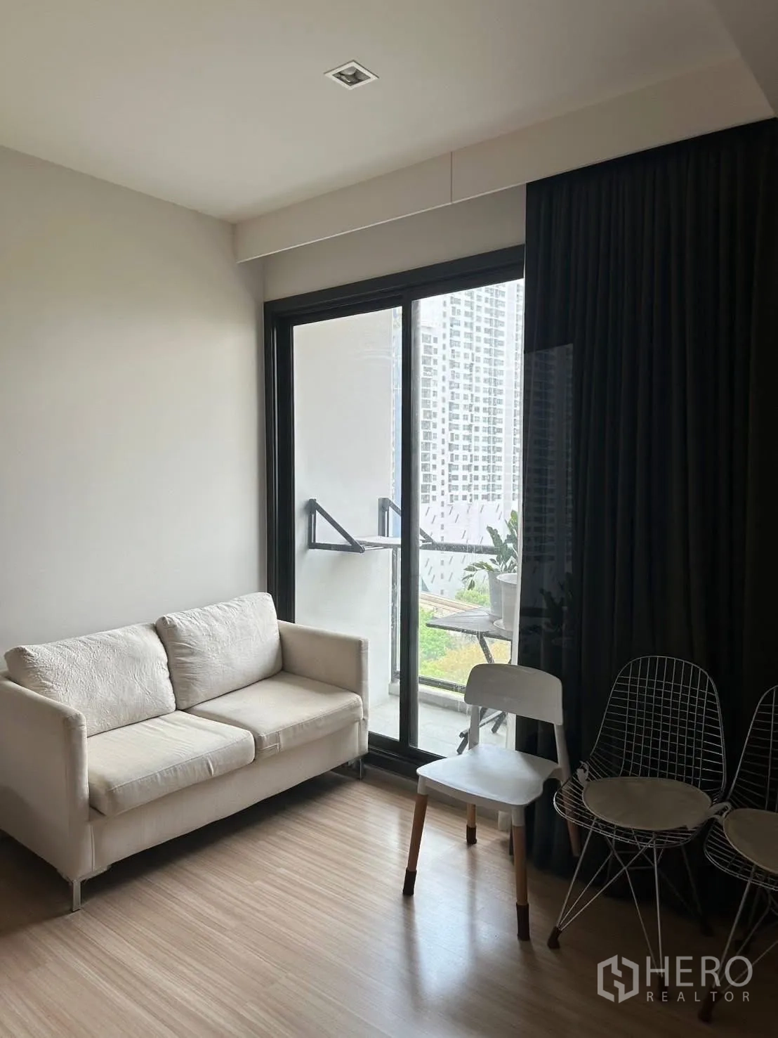 คอนโด ให้เช่าในChatuchak, Bangkok - โซฟาใกล้ประตูกระจกเต็มบาน เปิดออกสู่ระเบียง