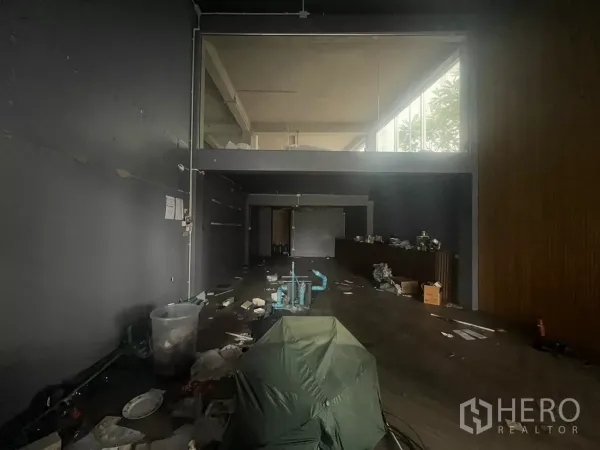 อาคารพาณิชย์ ให้เช่าในKhlong Toei, Bangkok - โถงลึกของอาคารเพดานสูง มีห้องชั้นลอยและเคาน์เตอร์ยาว ผนังโทนเข้ม ว่างพร้อมรีโนเวท