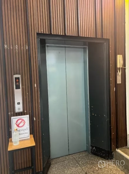 พื้นที่ขายปลีก ให้เช่าในWatthana, Bangkok - โถงลิฟต์ผนังลายไม้ สะดวกเข้าถึงพื้นที่