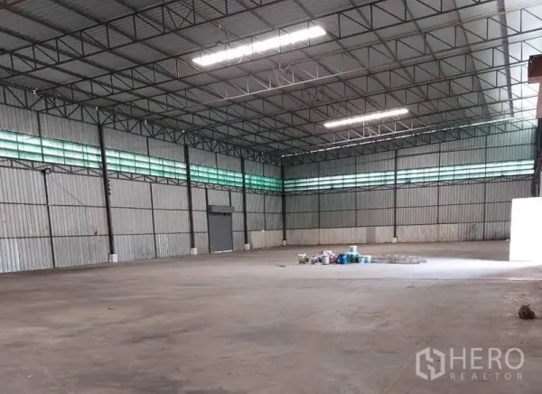工厂 出租在Lat Lum Kaeo, Pathum Thani - 高挑钢结构仓库大厅，桁架屋顶与照明完善。