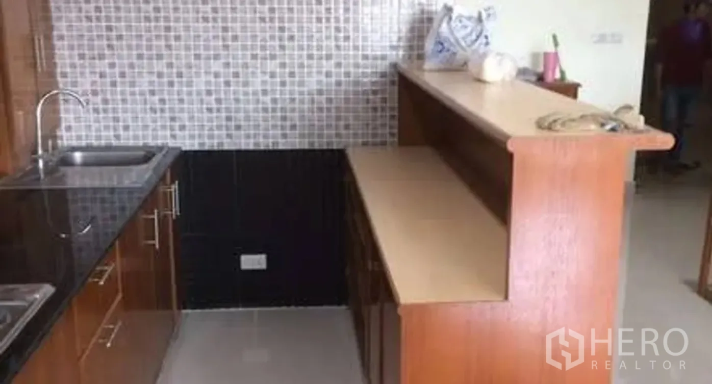 公寓 for sale in Watthana, Bangkok - 紧凑厨房，马赛克墙面、水槽与木质吧台。
