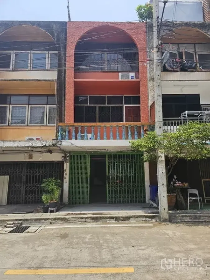 อาคารพาณิชย์ ให้เช่าหรือขายในPhra Khanong, Bangkok - อาคารพาณิชย์ 3 ชั้นด้านหน้า พร้อมระเบียงและประตูเหล็กสีเขียว บนถนนเงียบสงบย่านพระโขนง
